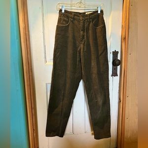 The perfect high waisted vintage dark olive green cords! ☕️